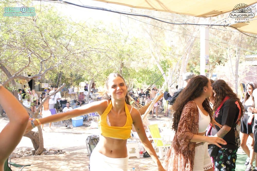 ריקוד במרחב הפתוח בין העצים